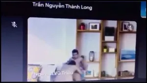 Học online quên không tắt camera lộ cảnh tình nhân đang bú mút