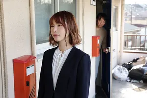 Gã nhà đối diện biến thái thường xuyên nghe tiếng rên của đôi vợ anh xã trẻ cạnh bên