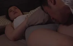 3 ngày anh xã đi công chuyện, người vợ ở nhà nữa đêm bị bố ông xã mò vào phòng