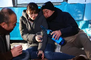 Gã chồng ngu ngục để vợ đi cắm trại với hàng xóm