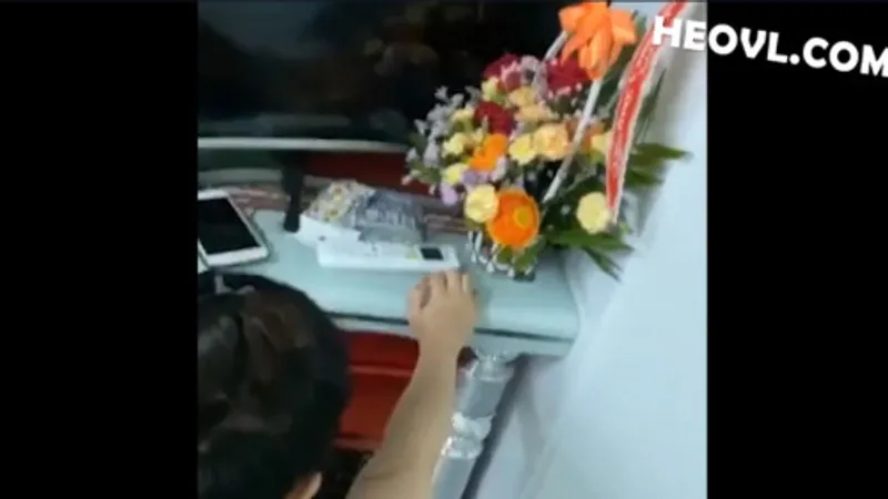 Không chịu đi tắm vì dâm đãng quá cần phang luôn !