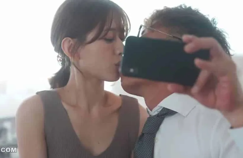 Thấy vợ yêu hơi lạ, anh xã xem điện thoại người vợ và thấy cảnh địt với cấp trên của mình