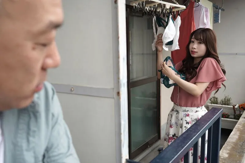 Gã hàng xóm chuyên soi mói và cặp người vợ người chồng thường xuyên rên la quá to