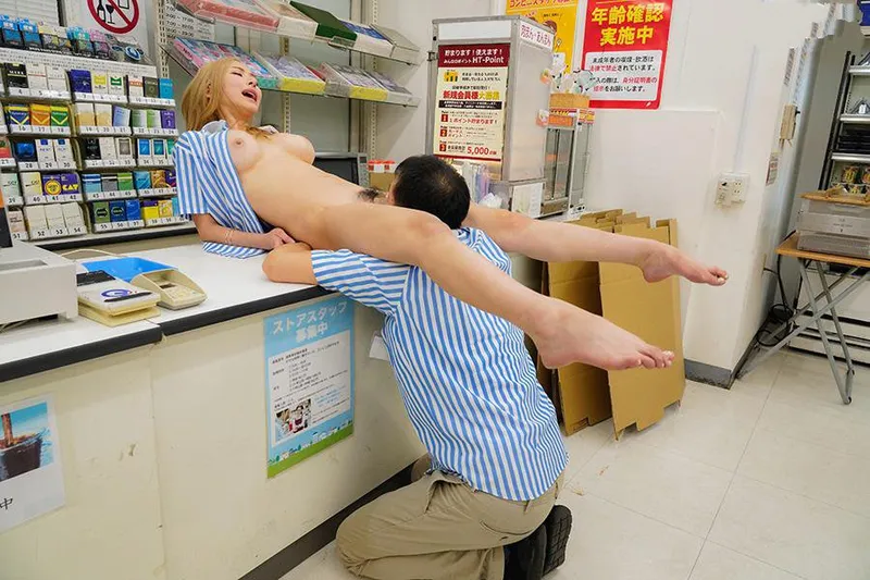 Anh sếp tống tình em gái nhỏ ngổ ngáo của chủ cửa hàng tiện lợi